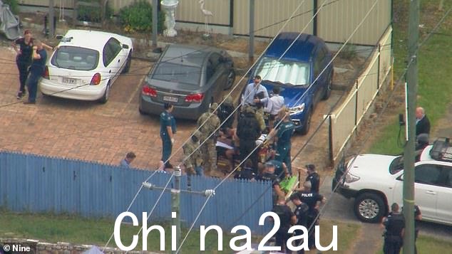 一名 26 岁的妇女据称在 Sunnybank Hills 的家中被一名 25 岁的男子俘虏后因休克被送往医院(如图)