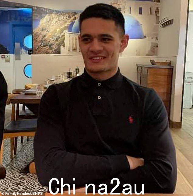 汤姆罗伯茨的父母(如图)讲述了他们对导致他们儿子被杀的‘各个层面的失败’感到完全难以置信