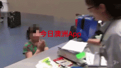 堪称“表情帝”！这位华人阿姨在悉尼通过海关时携带了大量违禁品。检查后，她跪下来求放过她（视频/照片）