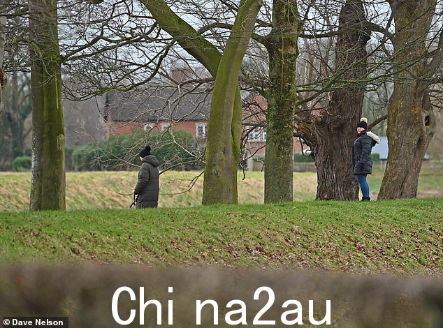 布利女士最后一次见到我已经超过 48 小时了ng 和警方正在继续呼吁任何 w信息。图为:遛狗者正在寻找 Nicola Bulley