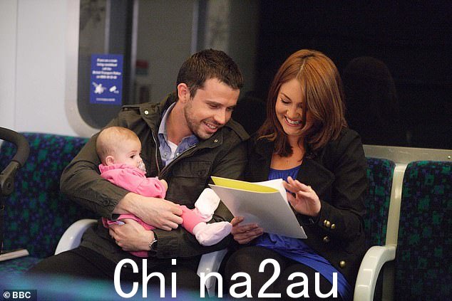 爸爸的职责:Ryan 的回归正值他即将当爷爷的消息,他的小女儿 Lily 怀孕了(Ryan 和 Stacey 在 2010 年与婴儿 Lily 合照)