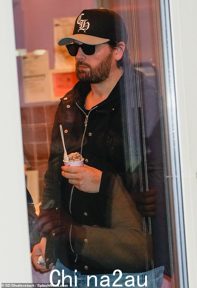 冰淇淋:39 岁的斯科特·迪斯克 (Scott Disick) 周六在纽约市与他的朋友克里斯·雷达 (Chris Reda) 和他的女儿一起抓了一勺冰淇淋时,看起来很随意。他试图保持低调,穿着黑色k jacket and jeans