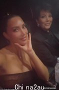 金·卡戴珊 (Kim Kardashian) 与时尚妈妈克里斯·詹纳 (Kris Jenner) 一起穿着闪亮的合身连衣裙参加“约会之夜”