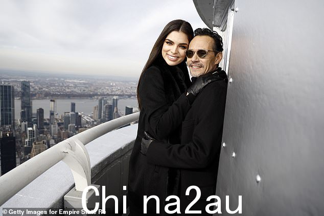 再试一次:Marc 在周六与 Nadia Ferreira 结婚时计算了他的第四个新娘,订婚八个月(12 月拍摄)