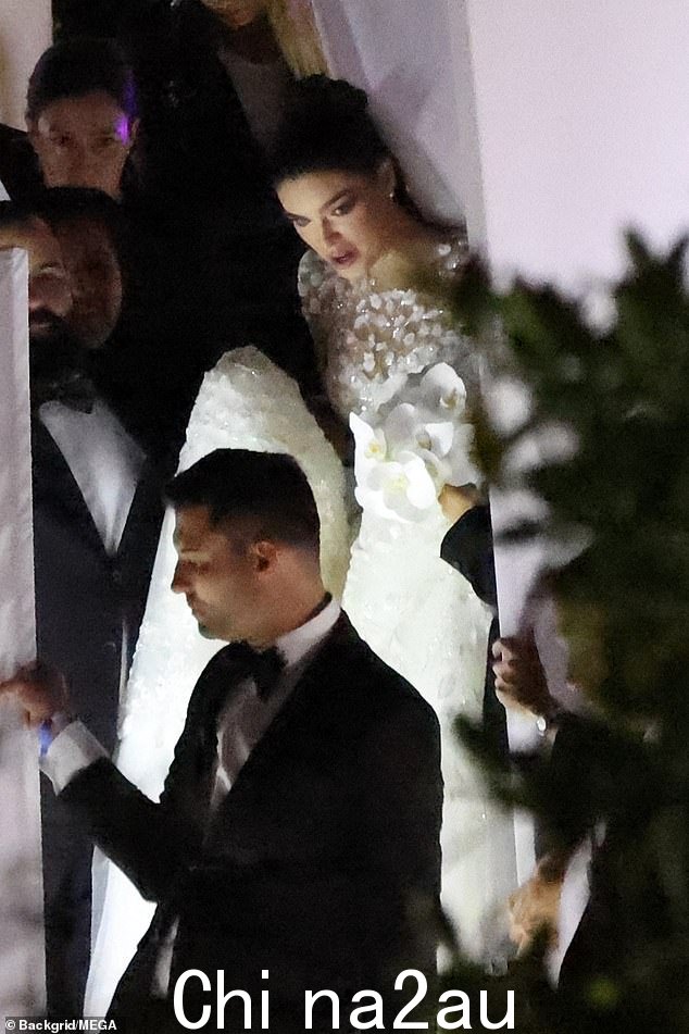 惊艳:新娘身着 Galia Lahav 华丽的白色蕾丝礼服,看起来很漂亮,礼服上饰有花卉装饰的惊艳透明上衣