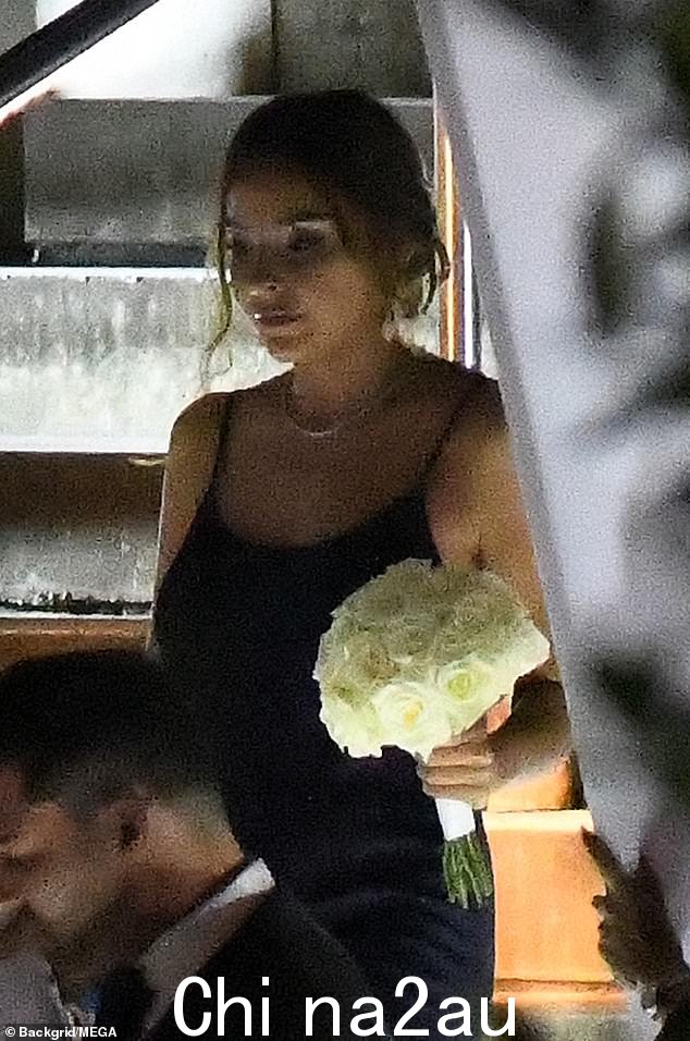 Lovely:一位伴娘同时穿着海军吊带裙出门,有人看到一束白玫瑰花束