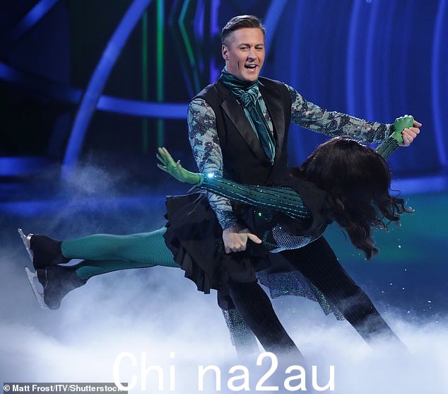 变强:Patsy 和 Matt 在表演期间成功地进行了一系列的举重