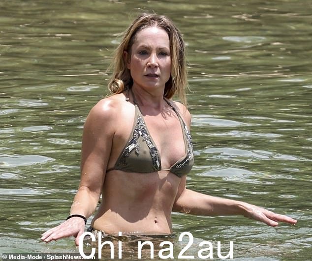 健美和修身:这位女演员在沃克吕兹与朋友放松时脱下橄榄绿比基尼,沃克吕兹是城市繁华的东郊之一