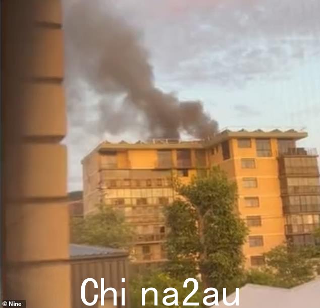 一个公寓楼在凌晨起火后,一人死亡,多人失踪