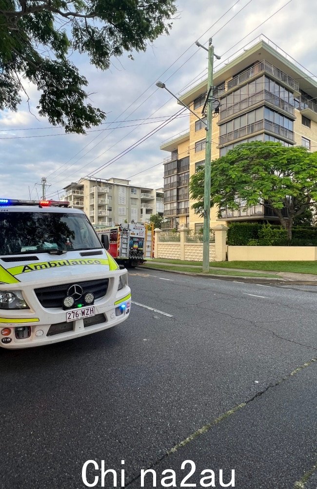 周一清晨,Clayfield 的一个单元大楼被大火吞没。图片:昆士兰救护车服务