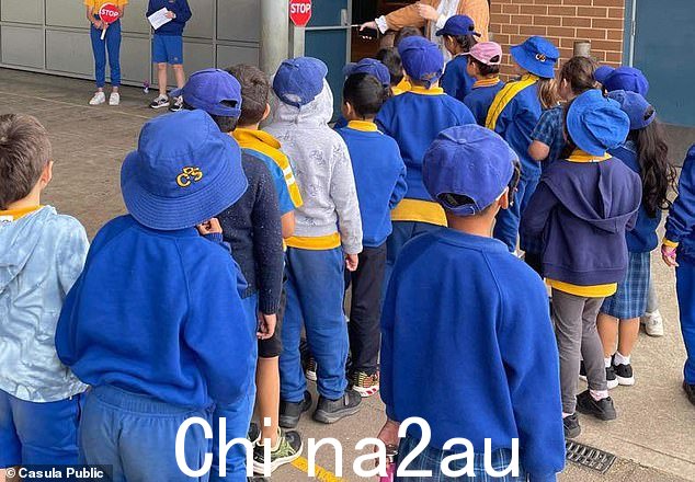 Casula 公立学校位于悉尼西部,是最差的学校之一,其制服供应商 Moorebank Uniforms and Embroidery 收费几乎翻倍(如图,休闲公立学校学生)