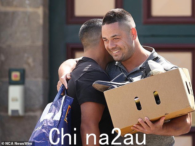 这位前 NRL 超级巨星在他去年 2 月离开监狱时遇到了一位朋友,当时他的定罪被撤销并下令重审
