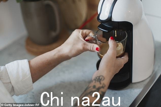 许多人建议妈妈深度清洁她的机器,而其他人则认为蛆会变成苍蝇并自行离开