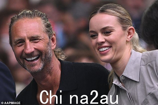 玛德琳通过选择极简妆容和将长长的金发扎成简单的马尾辫来吸引人们对她自然美的关注