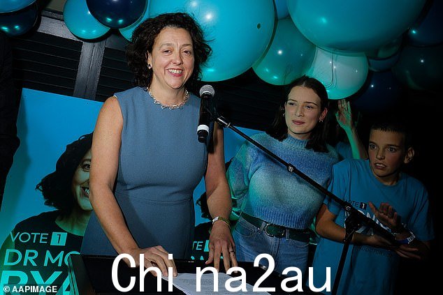 蓝绿色独立议员莫尼克瑞安博士(如图)在联邦法院被她的左翼活动家参谋长起诉,罪名是涉嫌违反工作场所法律