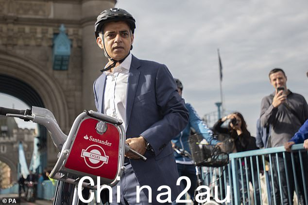 伦敦市长 Sadiq Khan 骑自行车穿过伦敦塔桥,作为 2019 年 9 月世界无车日的一部分,塔桥禁止通行