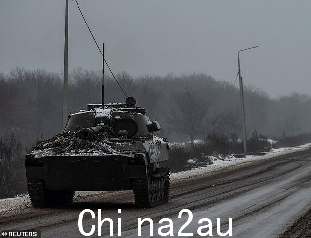 自行榴弹炮周日,俄罗斯在乌克兰顿涅茨克地区攻击乌克兰时,在前线附近的道路上看到了 er