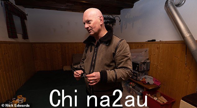 成箱的玩具整齐地摆放在墙上在地下室的楼梯下,壁龛里堆放着数十瓶布满灰尘的葡萄酒,还有装有罐头食品、尿布和医疗用品的塑料箱