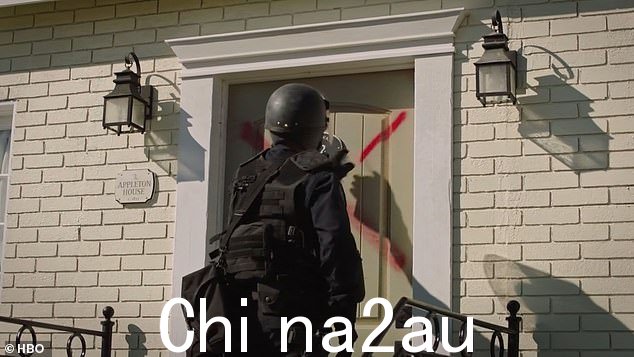 X: 当士兵们检查房屋时,他藏在他家的一个秘密区域,因为他们用红色 X 标记他的门