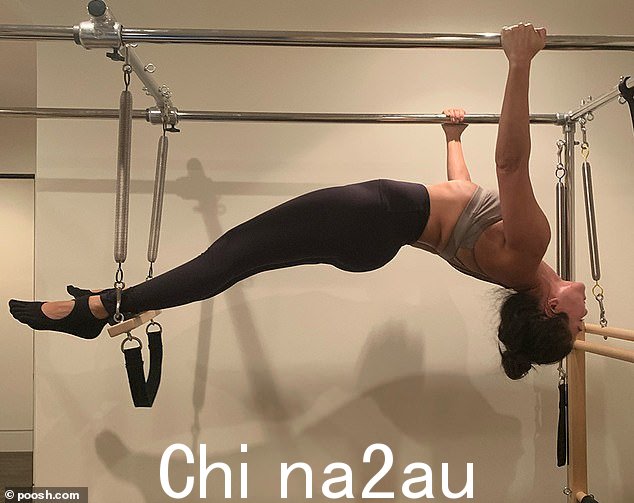 Topsy-turvy:Kourtney 习惯于倒挂,因为她在高中时一直这样做是为了头发。在接受 Women's Health 采访时,她说,'我过去常常这样做高中时我疯狂地长头发,我会倒挂在床上。‘所以每天晚上我会坐 20 分钟,讲电话,然后倒挂’”class=