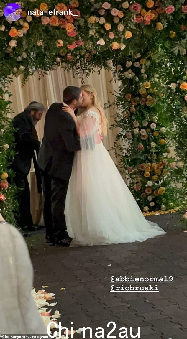 初吻:与此同时,她的新婚丈夫在他的 Instagram 上分享了一张婚礼上的照片,显示这对新人接吻