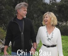 奥利维亚·牛顿-约翰 (Olivia Newton-John) 悲痛欲绝的丈夫约翰·伊斯特林 (John Easterling) 在晚会上向已故妻子致以情感上的敬意