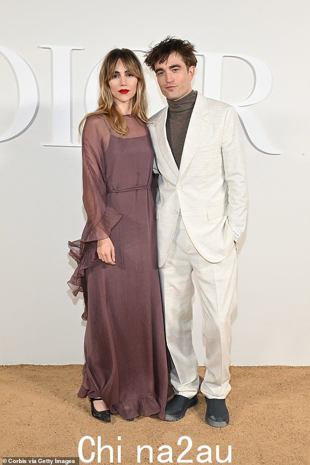 走出去:Waterhouse 在 Dior 男装秀上与男友罗伯特·帕丁森 (Robert Pattinson) 合影,身着半透明吊带裙展示她苗条的身材在埃及演出;图为 2022 年 12 月 3 日