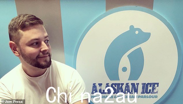 Alaskan Ice 在全国有 14 家分店,出售 5.50 英镑的冰淇淋圣代和高达 4.50 英镑的奶昔,以及精选的松饼和饼干