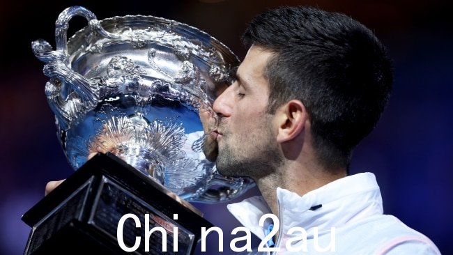 Novak Djokovic 赢得了他的第 10 次澳网公开赛周日，但承认在场边想念他的父亲。图片：Clive Brunskill/Getty Images