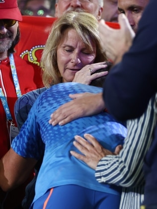 德约科维奇在激动人心的澳大利亚公开赛胜利后跳进了场边包厢并拥抱了他的妈妈。图片：Michael Klein