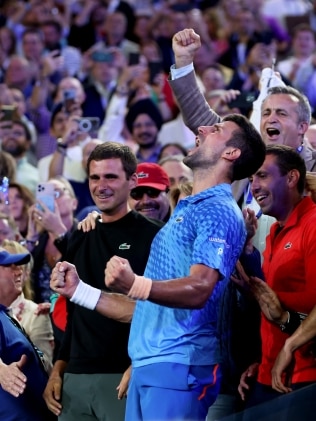 德约科维奇在墨尔本公园的庆祝活动包括欢呼和泪水。图片:Clive Brunskill/Getty Images