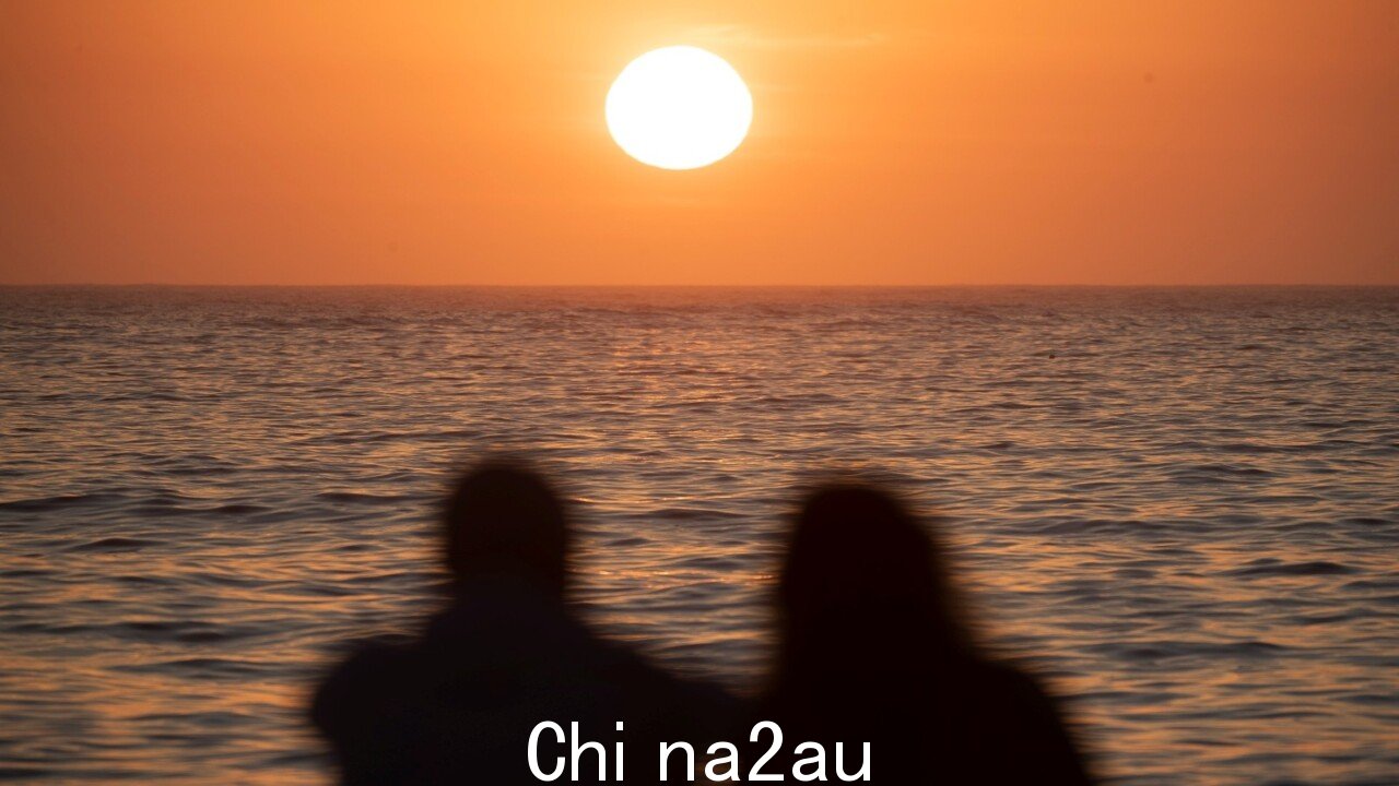 悉尼的高湿度到持续本周剩余时间” /><p>周一下午,新南威尔士州将爆发强雷暴,高湿度将持续整周。</p><p>天空新闻气象学家 Rob Sharpe 警告该州在“一场严重的风暴爆发中”,潮湿的天气将穿过新南威尔士州东部。</p><p>“对于新南威尔士州来说,这不仅仅是暴风雨天气,我们今天也在关注一些地区的持续降雨”他在周一早上说。</p><p>“从上午到下午,恶劣天气可能会形成。” </p><p>使用 Flash 传输更多突发新闻。 1 个地方有 25 个以上的新闻频道。闪存新手?免费试用 1 个月。优惠截止至 2023 年 10 月 31 日§ï¸今天多云,雨带横扫澳大利亚东南部。正面后面的温度比平均水平低 10 摄氏度。 <br><br>星期一和星期二,新南威尔士州和昆士兰州继续下雨和雷暴,南澳、维多利亚州和塔斯马尼亚州晴空<br><br>本周晚些时候可能会有更强的冷锋,空气更冷 pic.twitter.com/w6SHbUyFsF </p>— 澳大利亚气象局 (@BOM_au) 2023 年 1 月 29 日</blockquote><p>夏普先生宣布,悉尼人将全天看到雷暴,而高湿度将持续存在。 </p><p>“对于悉尼人来说,时不时会下点小雨,甚至会变成雷暴。大多数郊区今天下午的降雨量可能超过 20 毫米,”他说。</p><p>夏普先生说,在奥尔伯里一夜之间被淋湿,降雨量超过 100 毫米后,山洪暴发仍然是周一风暴的主要问题。 </p><p>“雨区将继续缓慢向东移动,但今天下午我们将看到更多的雷暴活动,”他补充道。</p><img class=
