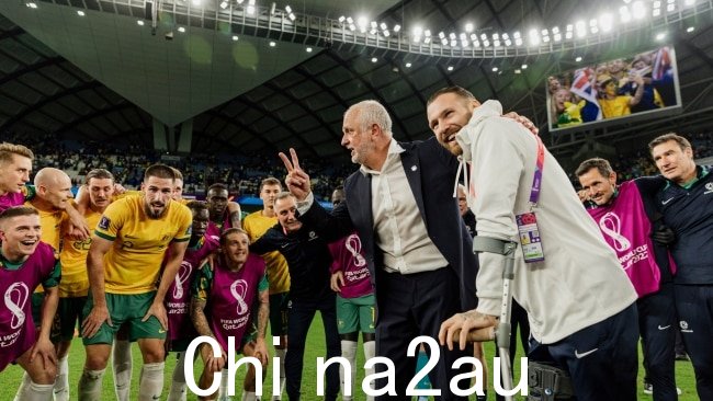 Arnold is seen在卡塔尔世界杯期间与 Socceroos 球员一起。图片:Facebook/Socceroos