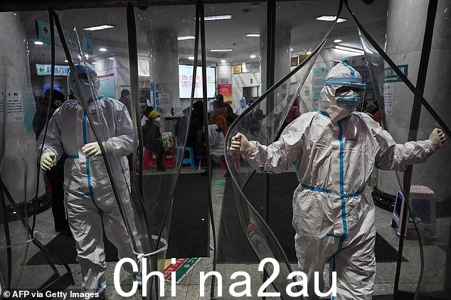 图:2020 年 1 月,武汉市红十字会医院的医护人员穿着防护服,正在与新冠肺炎疫情作斗争