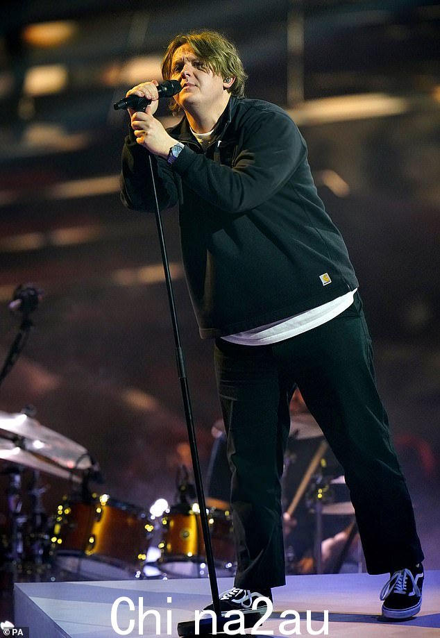 苏格兰人:Lewis Capaldi 谈到这个消息时说:'我很高兴能在邓迪参加大周末比赛,上次我没能买到票,所以我很高兴能够一起来享受它以及玩耍'