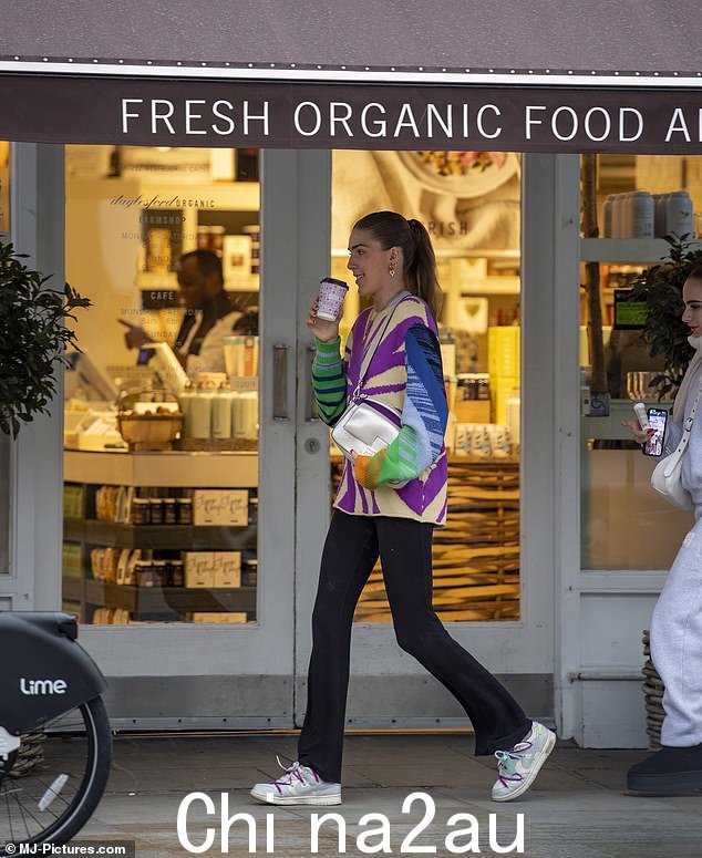 走出去:她在英国首都冒险时穿着一双品牌为 Off-White 的运动鞋,价格约为 1,000 英镑