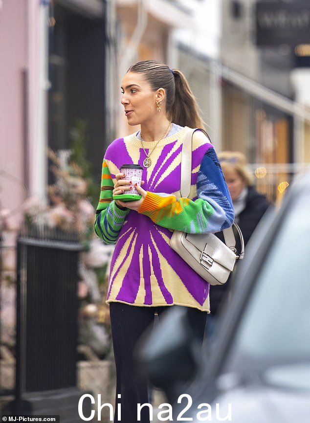 详细信息:Freya 肩上背着奶油色 Fendi 包,戴着 Chanel 吊坠项链