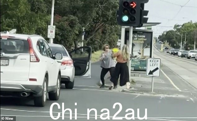 视频捕捉到了两个女人在繁忙的道路上在惊恐的驾车者面前打架的瞬间