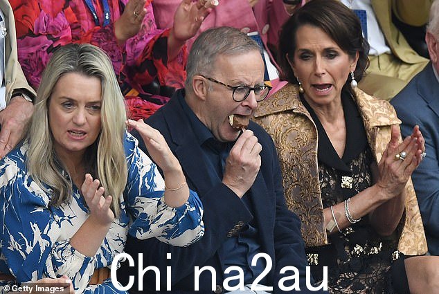 总理 Anthony Albanese 与他的搭档 Jodie Haydon 和维珍首席执行官 Jayne Hrdlicka 在周日的男子单打决赛中嘲笑网球比赛