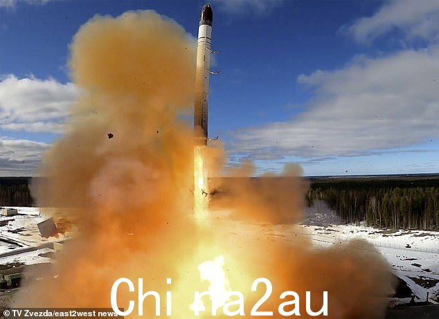 俄罗斯今天警告说,它正处于与美国和北约发生直接冲突的边缘,而且由于华盛顿的努力,2026 年之后与美国的核军备控制条约“非常有可能”在乌克兰对莫斯科造成“战略失败”(图中为俄罗斯 Sarmat 核导弹的发射)