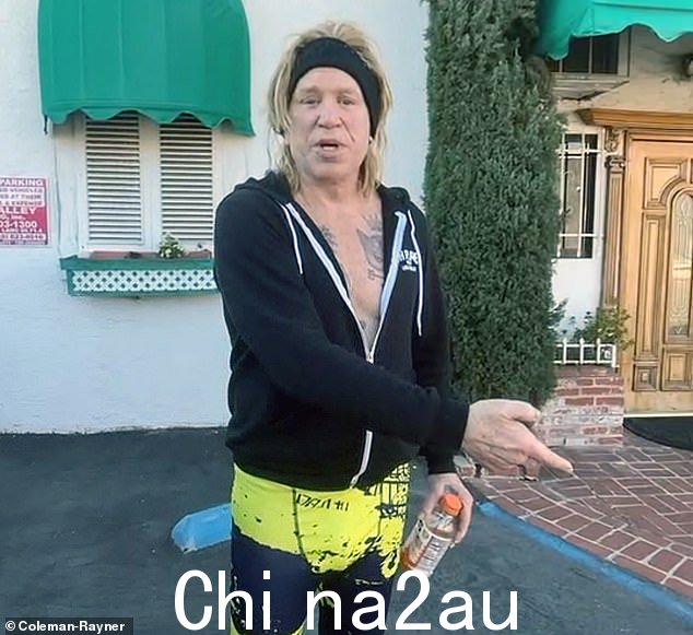 '胡说八道**,一个在片场工作的演员被其他人递给一把枪,而其他人的工作是确保枪没有上膛,'Rourke 告诉 DailyMail.com