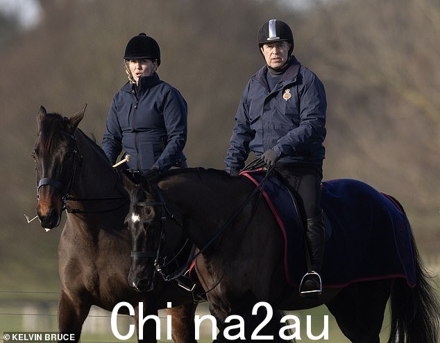 今天早上早些时候有人拍到安德鲁王子在温莎城堡骑马