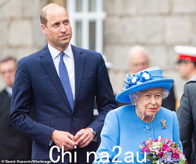 据说威廉王子坚信他已故的祖母女王伊丽莎白二世(合照)剥夺安德鲁的公职和协会的决定是正确的