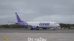 廉价航空公司 Bonza 于周二正式登上首架“改变游戏规则”的航班，飞往昆士兰州的圣灵群岛