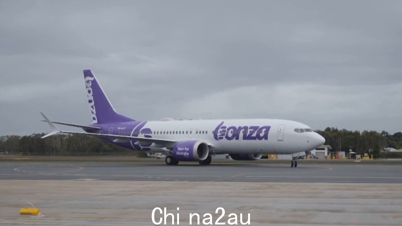 Bonza Airline首次飞向天空” /><p>Bonza 已正式进军澳大利亚航空业,这家新的廉价航空公司于周二首次登机。</p><p>这家独立的低成本航空公司包括 27 条飞往澳大利亚的航线澳大利亚 17 个目的地,以昆士兰州的阳光海岸为基地,航班直接通过 FlyBonza 应用程序预订。</p><p>Bonza 将在本周推出第一批航班,第一批将于周二从阳光海岸出发海岸到圣灵群岛海岸。</p><p>Bonza 首席执行官 Tim Jordan 宣布,此次发布将成为旅游市场和澳大利亚游客的“游戏规则改变者”,他们可以“摆脱原地 12 小时的车程”的直飞航班。”</p><p>使用 Flash 以每月 8 美元的价格实时和点播您的新闻,并且没有合同锁定。Flash 的新功能?免费试用 1 个月。优惠活动将于 2023 年 10 月 31 日结束</p><p>“有什么比可以说是这个国家最受欢迎的两个度假胜地更好的起点了,”他说。</p><p>“今天的里程碑航班是在需求旺盛的时候到来的对于澳大利亚人来说,探索自己的后院是件好事。”</p><p>首航是在该航空公司上周首次开售几天后推出的,飞往热门度假胜地的机票售价低至 49 美元。< /p><p>Jordan 先生表示,自促销活动推出以来,通过 Bonza 的应用程序售出了 10,000 多个座位,单程价格从 49 美元到 79 美元不等。</p><p>“我们的第一批客户将在船上体验到全新的体验在我们保持高品质和低成本的情况下飞行的方法,”他说。</p><img class=