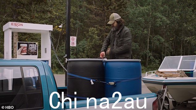 Gas:当他装满汽油时,Bill 上了他的卡车,连着他的船,包括一些汽油桶