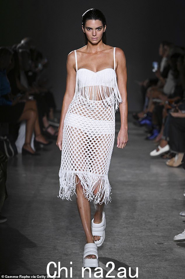 跑道上:去年九月,作为纽约时装周的一部分,Kendall 还为 Proenza Schouler 的 2023 春夏成衣秀走秀
