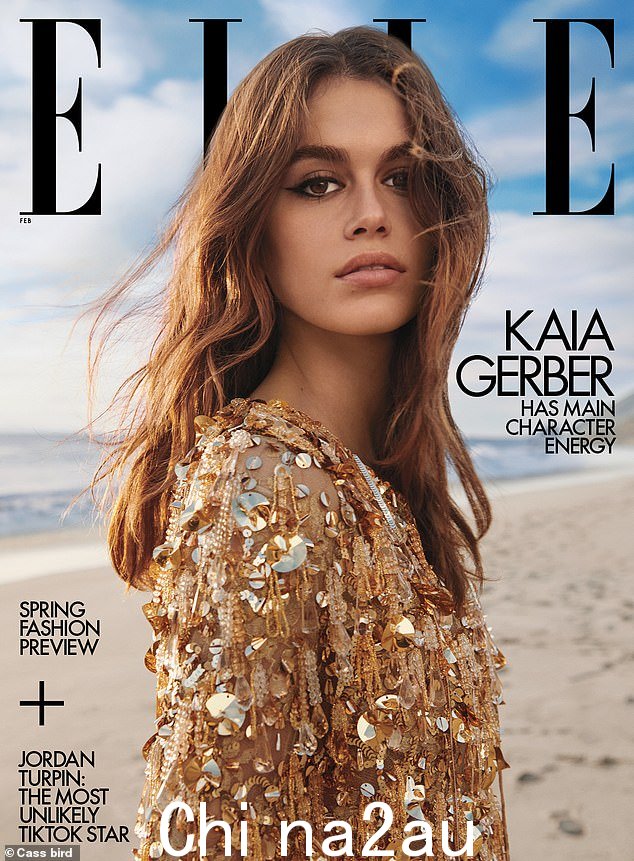 她的小我孩子:这是在她的女儿 Kaia Gerber 出现在 Elle 的封面上一周后,她谈到了应对压力