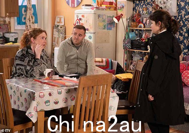 Comfort:Hope 回到家,将编造的故事传达给妈妈 Fiz(Jennie McAlpine)和继父 Tyrone(Alan David Halsall)