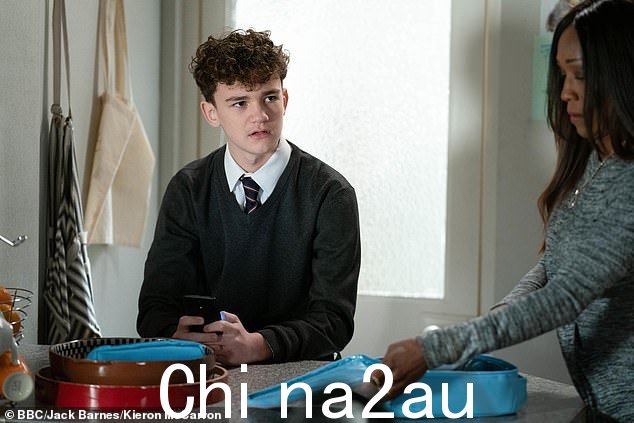 挺身而出:在周一晚上令人震惊的一集中,12 岁的小瑞奇 (Frankie Dayalso) 决定支持莉莉抚养他们的孩子,并通过短信告诉她